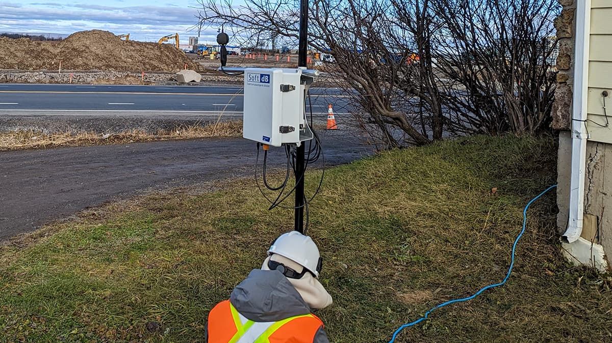 Simultaneous noise, vibration and blast overpressure monitoring near a construction site and a residence